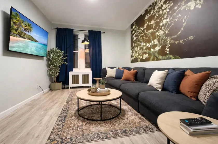Private Room in Corona| Host Present | Shared Bath - Image 1