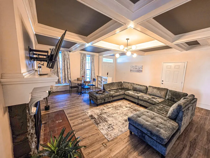 Modern 3 BR Near York - Sleeps 8 - Renovated - Image 1