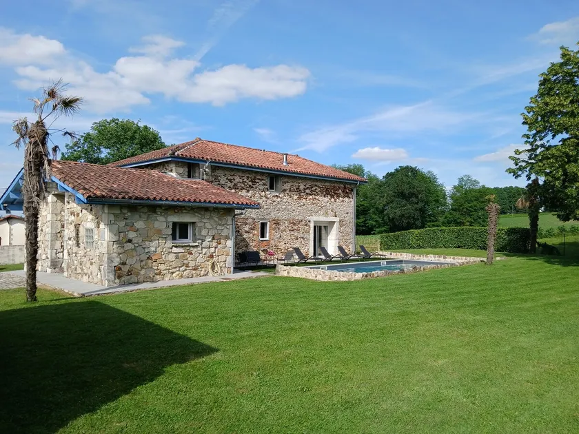 Country house with pool - Image 1