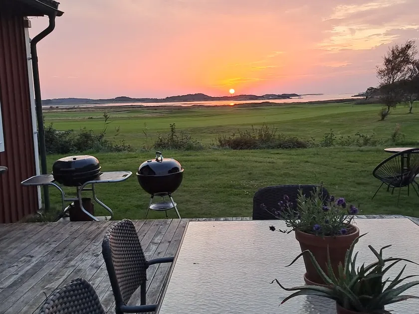 Spacious family accommodation in a natural area with sea views - Image 1