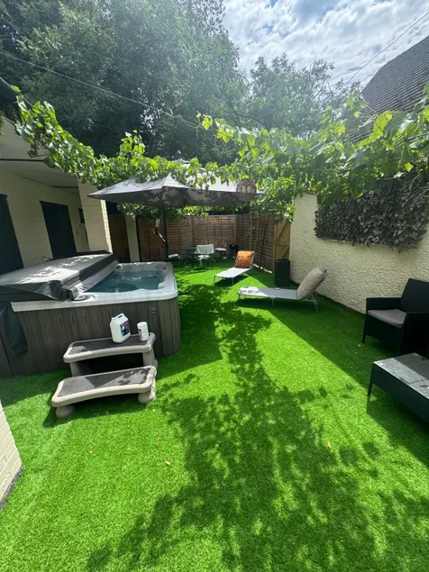 Rural 7 and 2 bed Lodge stays In Windsor! Hot Tub! Sleeps 20 - Image 1