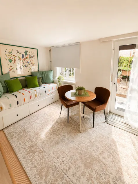 Cozy tiny apartment with seating area - Image 1