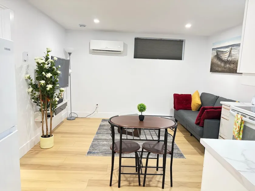 Luxury 1 Bedroom Suite | New | Quite | Full AC - Image 1