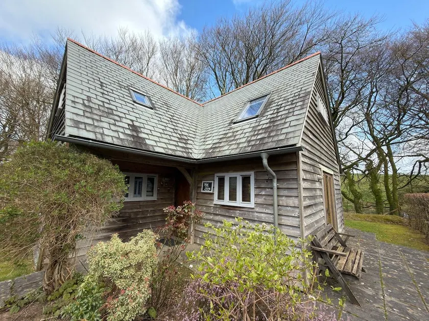 Cabin Sleeps 6 with Parking and Patio - Image 1
