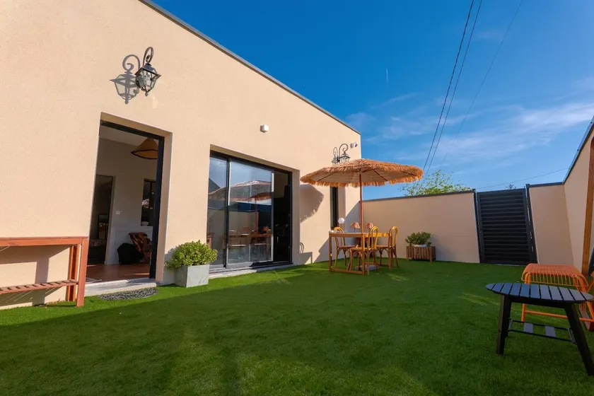 Elegant house, private garden, and hot tub - Image 1