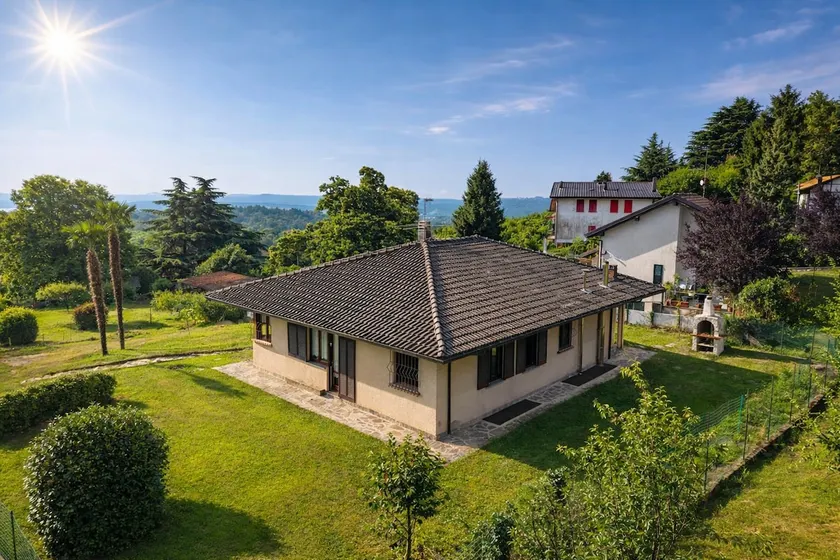 I Tre Fratelli in Arona – 4 bedrooms, garden, hot tub - Image 1