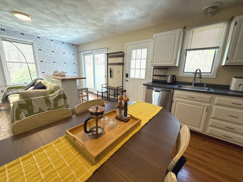 Sunny Cozy Inlaw 2BR APT Fits 4 Pet Ok - Image 1