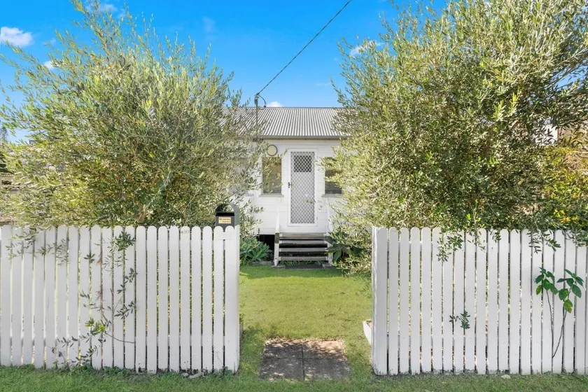 Urangan Beach Cottage | Walk to Beach & Cafés - Image 1