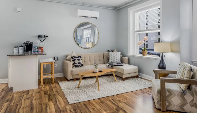 Chic 1BR Downtown|Sofa Bed| FreePark|Near Hospital - Image 1