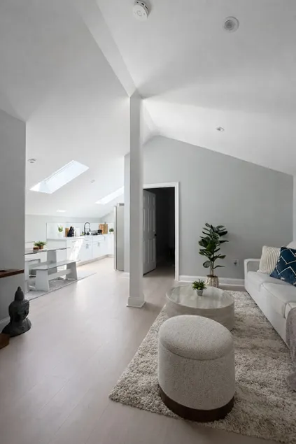 Modern 1BR Near EWR & Jersey Gardens Mall - Image 1