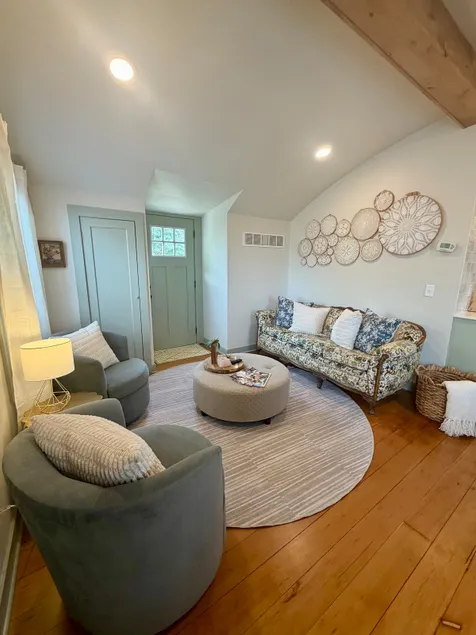 The Quonsette- Remodeled, Sunny Lakeview Cottage - Image 1