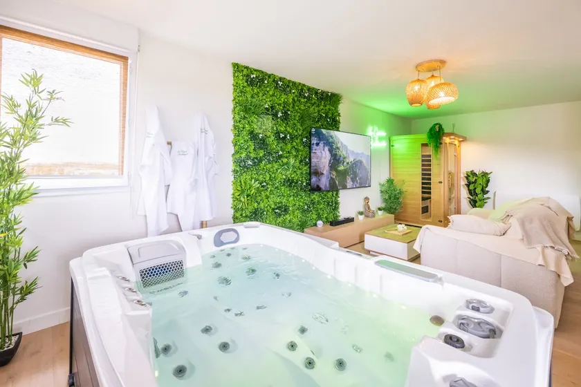 Le Cocon Balinais Jacuzzi, Sauna, Piscine Cugnaux - Image 1