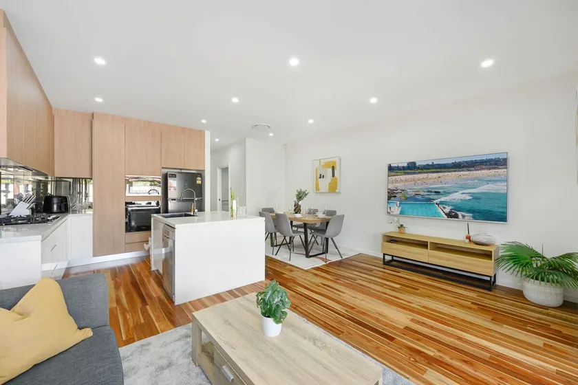 Spacious 5BR Duplex in Heart of Canley Heights - Image 1