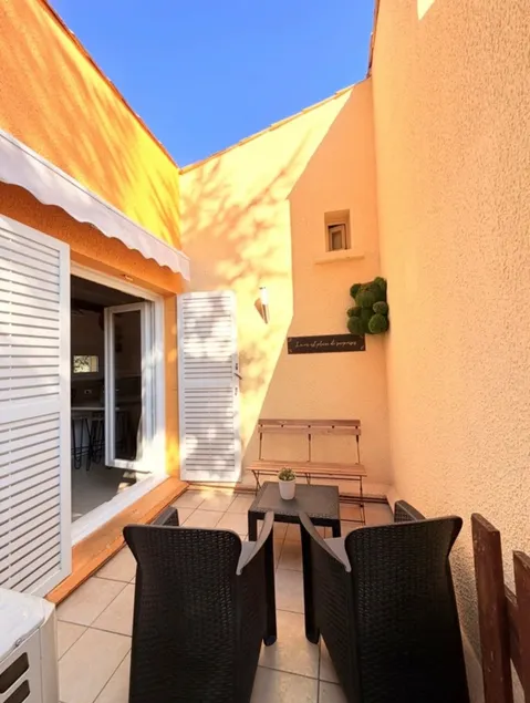 * Perfume * 4 People * A/C * Private Parking * Quiet Residential Area - Image 1