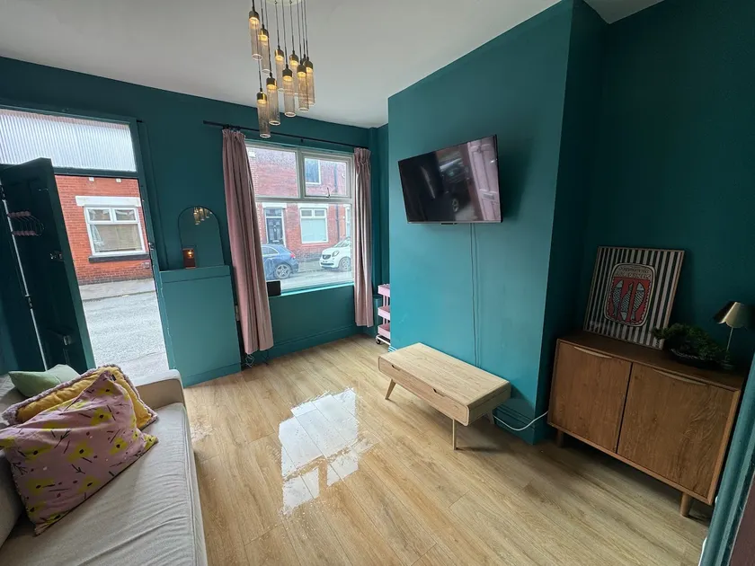 Altrincham House - 2BR - Sleeps 6 - WiFi - Parking - Image 1