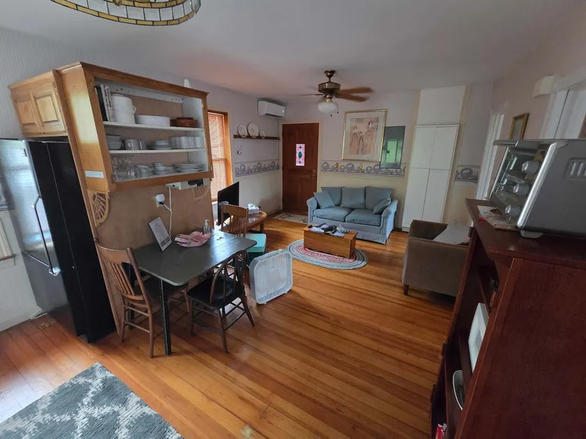 Mrs. Hippie Inn – Bluffside Suite - Image 1