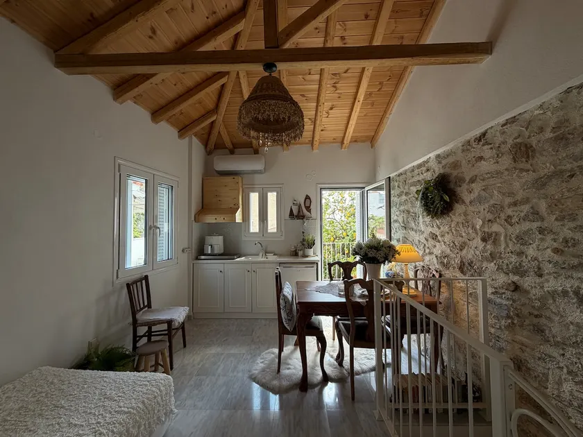 Stone Detached House in the Center of the Island - Image 1