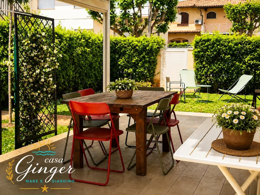 House with garden and parking spaces, 100 meters from the sea - Image 1