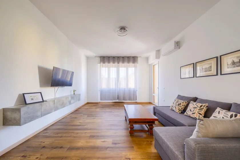 2 min Walk to Tram / 2 Bedrooms & 2 Bathrooms! - Image 1