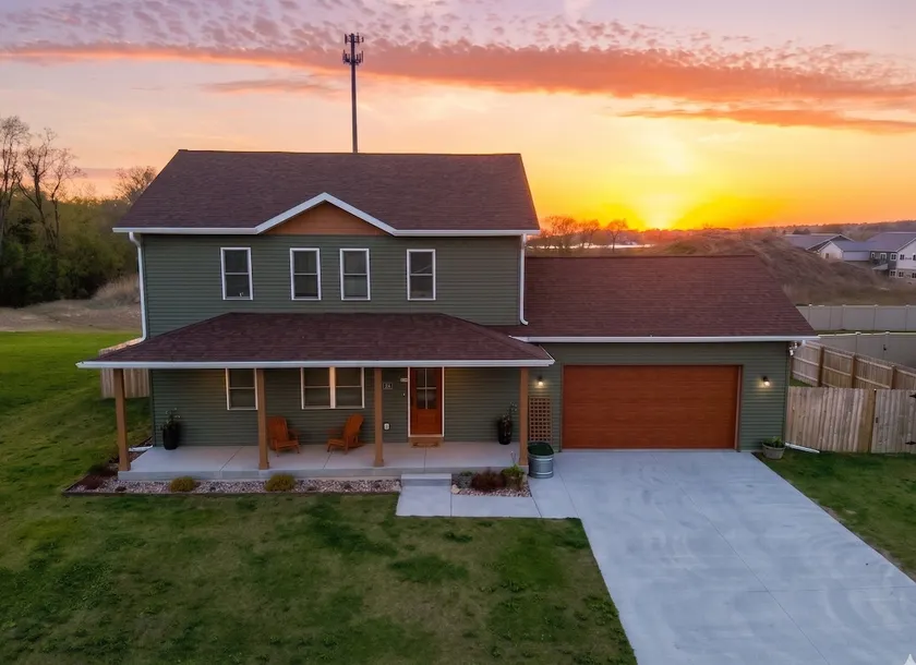Quiet Family Haven/Pet Secure Backyard/Sleeps 16 - Image 1