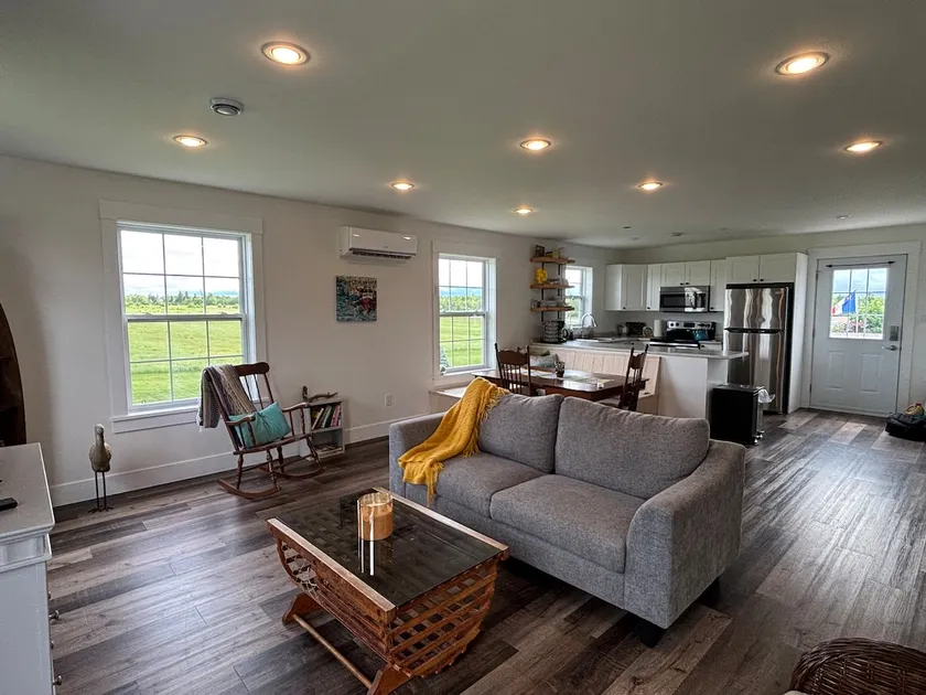 Beautiful open loft-7 minute walk to the beach! 🏖 - Image 1