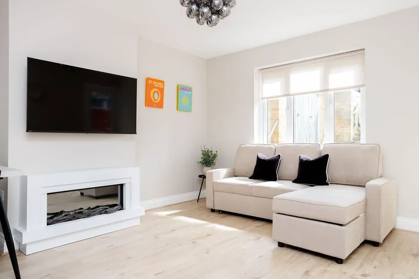 Modern flat - Hertford town - Sleeps 3 - Image 1