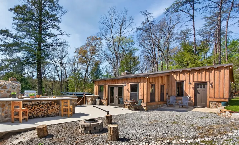 Riverside cabin w/stone pizza oven & hiking trails - Image 1