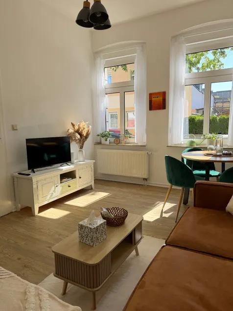 Well-maintained apartment with garden - Image 1