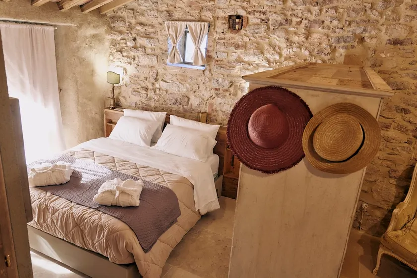 Small independent stone loft, with garden - Image 1