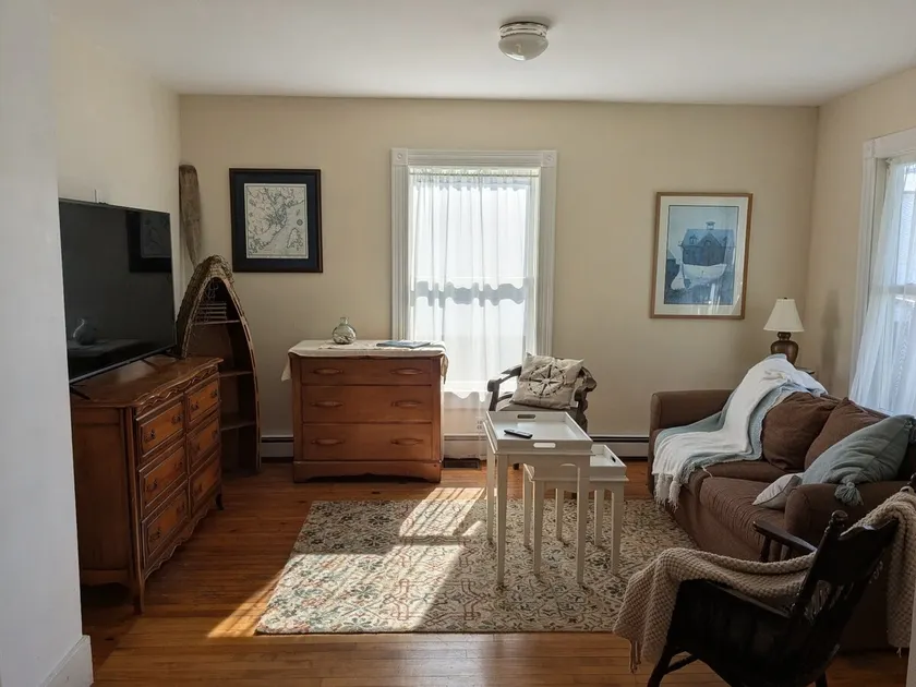 Historic comfortable in-town 1 bedroom apartment - Image 1