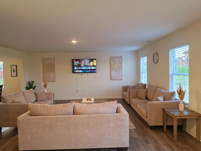 Heart of E-town 5BR Home - Image 1