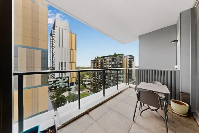 Skyline 2-Bed Apartment Near Metro North Ryde - Image 1