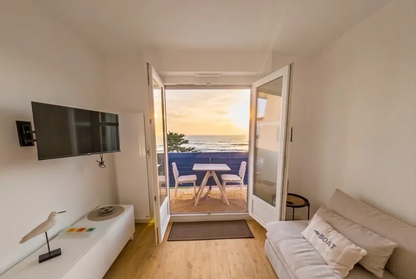 Bright Apartment with Continuous Balcony and Sea View - Image 1