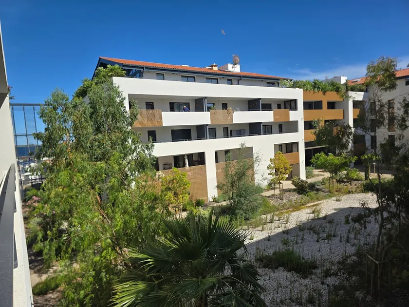 Modern with parking, close to the Etang and the center - Image 1