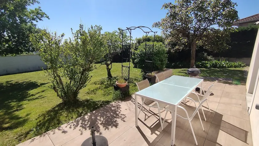 Quiet stay near Lyon: 60 m², garden & parking - Image 1