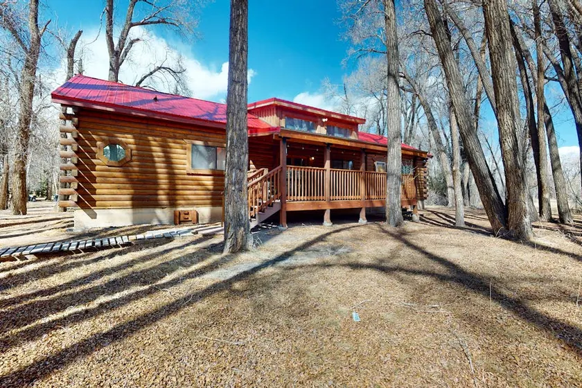 4BR home with mtn views, wood stove, hot tub, deck - Image 1
