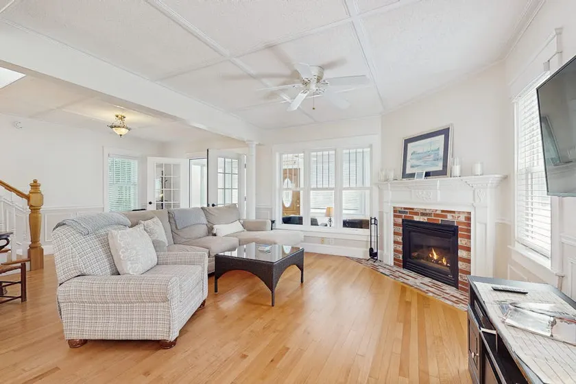 Walk to Dock Square | Dog-Friendly | Fireplace - Image 1