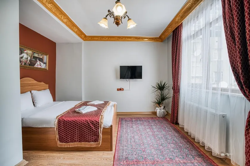 102. 2 bedrooms & sofa & bathroom - Image 1