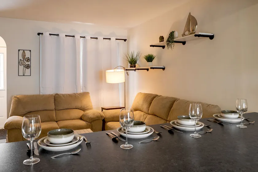 King Suite Escape • Stylish • Family-Friendly Stay - Image 1