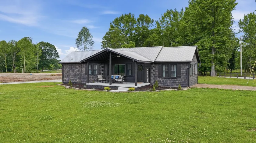 Charming Rustic Cottage | Back Porch & Fire Pit - Image 1