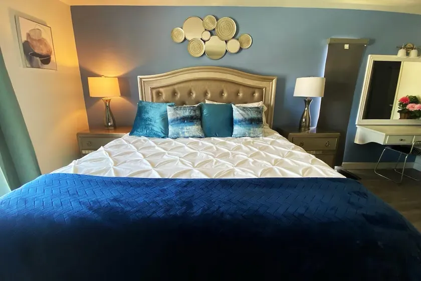 4 bedroom townhouse Netflix- 4K tv King bed - Image 1
