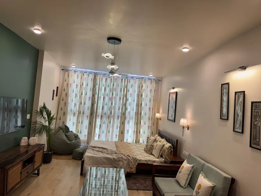 Elegant Studio Stay with Pool & Rooftop Escape - Image 1