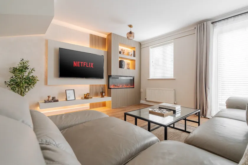 Luxury Stay with Cinema Room, Free Parking, Close to Co-op Live, Etihad Stadium & Manchester City Ce - Image 1