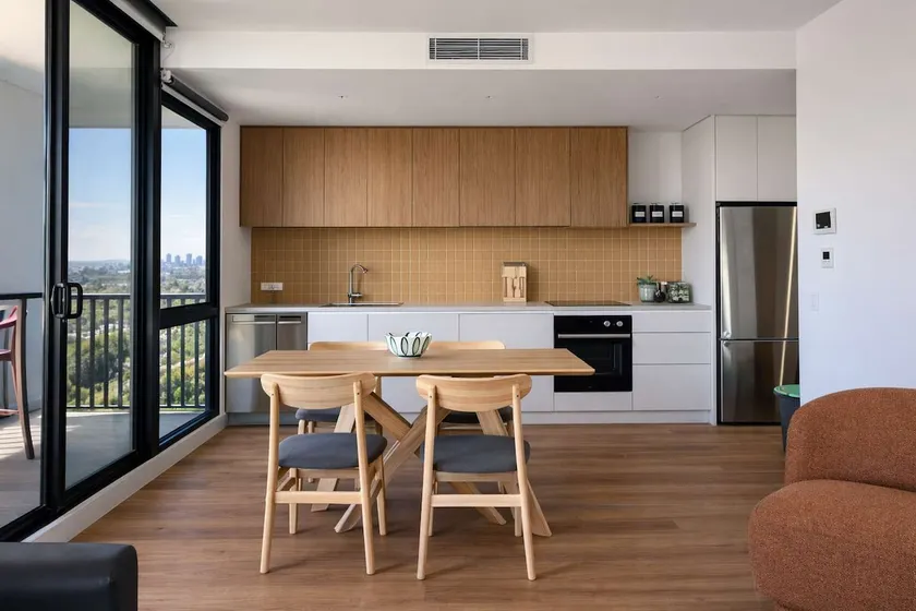 Vibrant 3BR Apt Free Parking City Views - Image 1