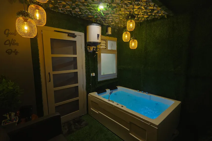 Suite2Stay:Jacuzzi•Projector•Karaoke•Near 32Avenue - Image 1