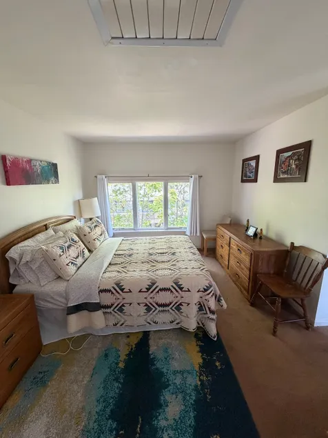 The Loon Nest: Cozy Downtown Apartment - Image 1