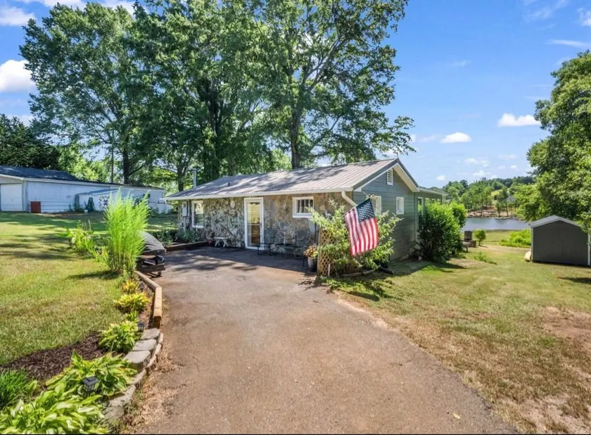 Charming lakeside cottage - Image 1
