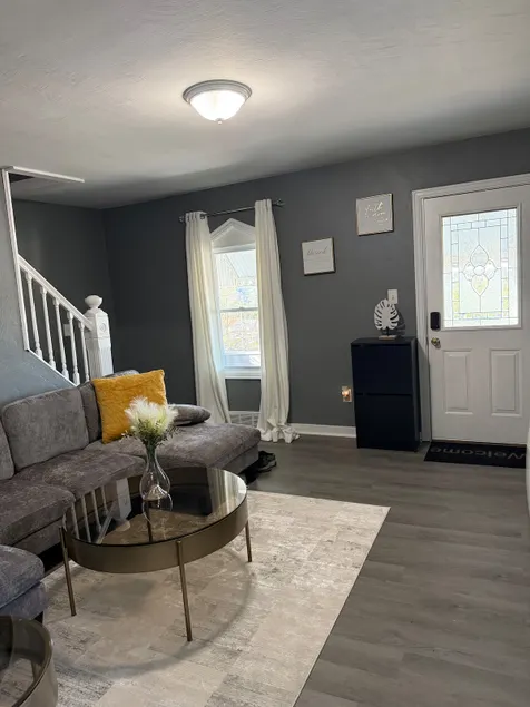 Charming 2-Bedroom Retreat with Lovely Views. - Image 1