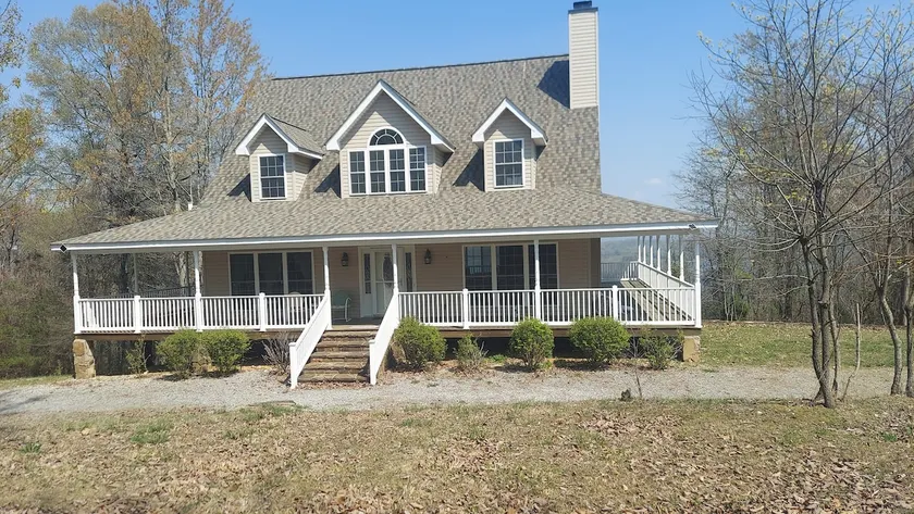 Molly’s Manor - Breathe in the Lake Views - Image 1