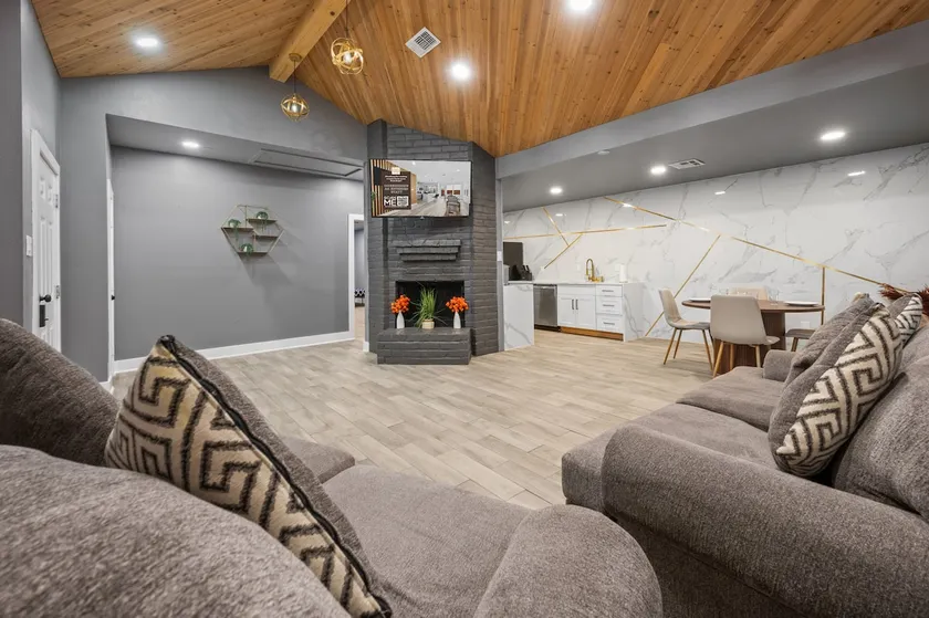 Spacious Galleria Apartment with Free Park - Image 1